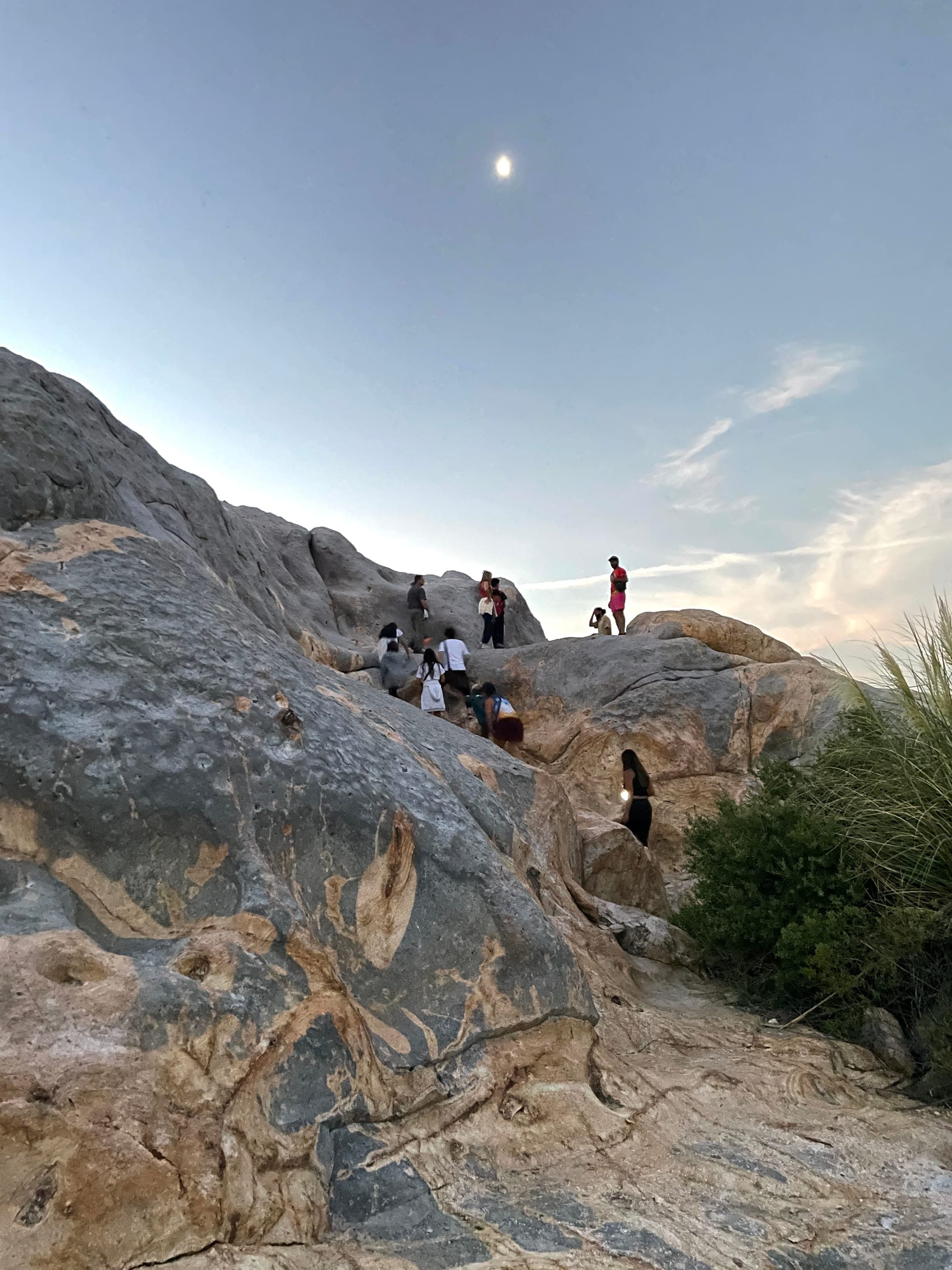 Grupo de Kewen Aventura escalando rocas al atardecer en Las Tinajas