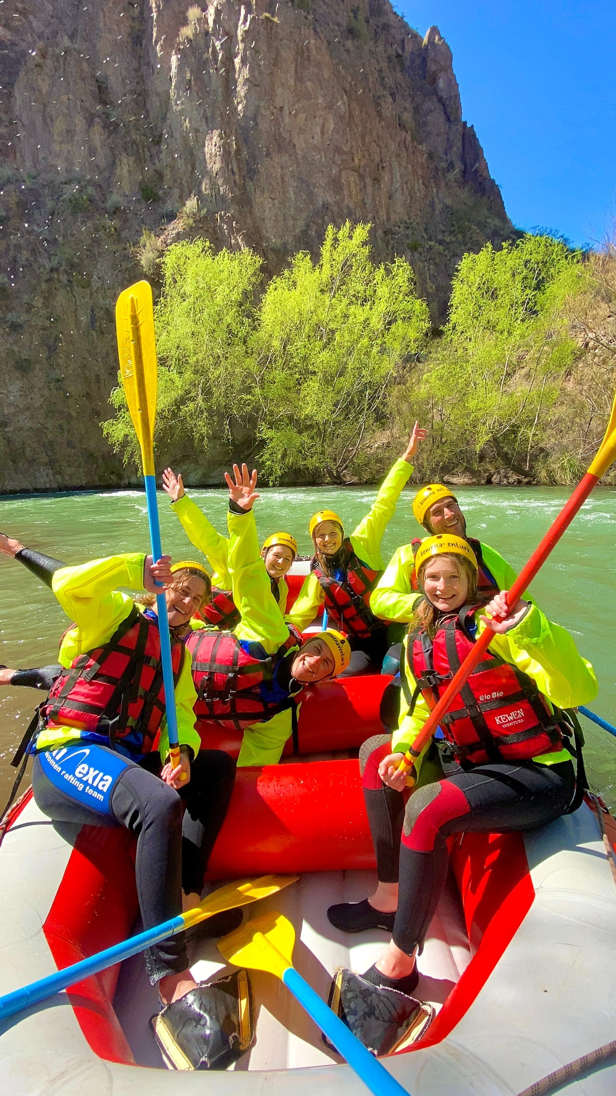 Grupo de Kewen Aventura celebrando durante el descenso en gomón por el Río Atuel, Valle Grande, San Rafael