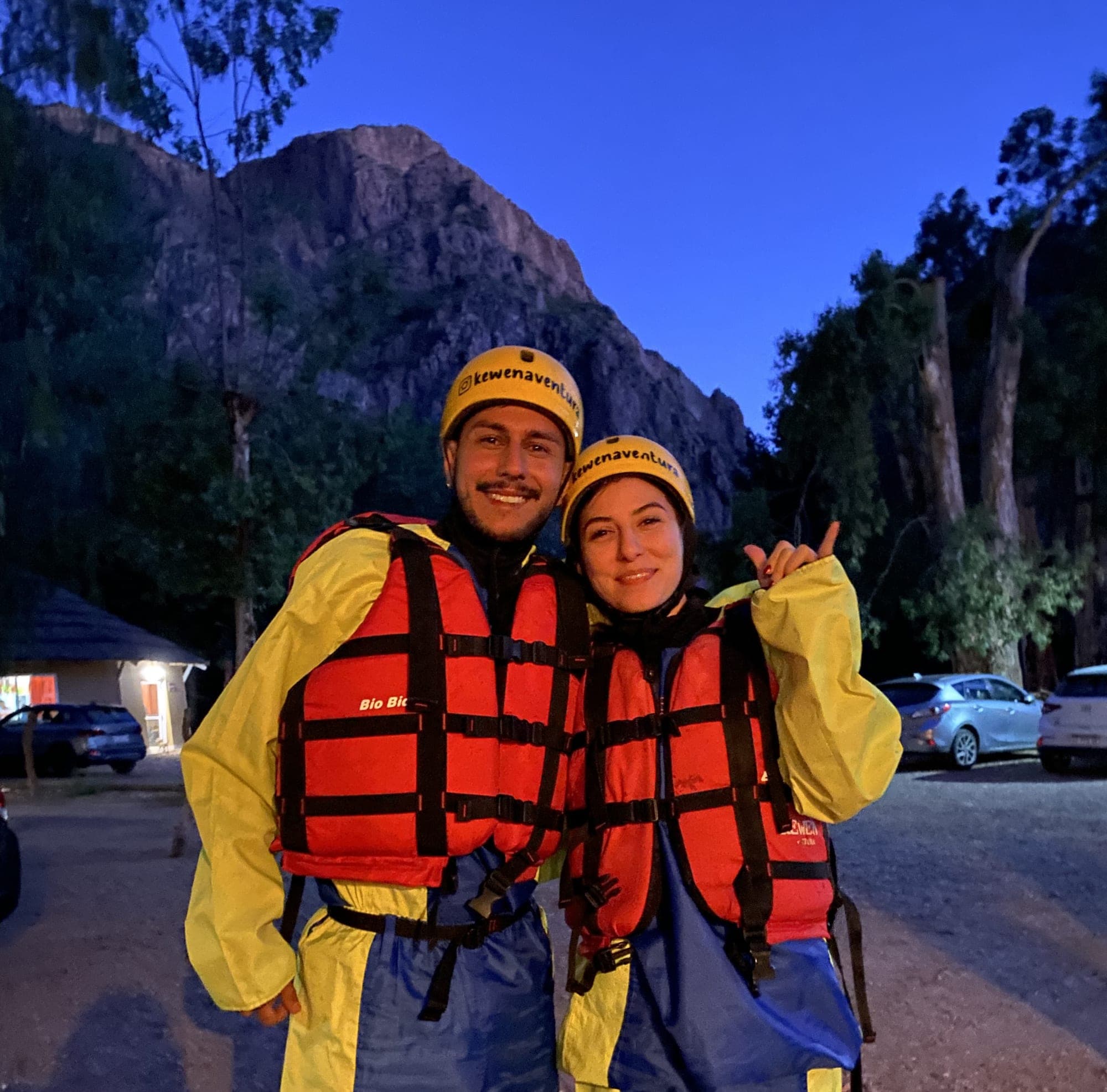 Grupo de Kewen Aventura celebrando durante el Rafting Nocturno