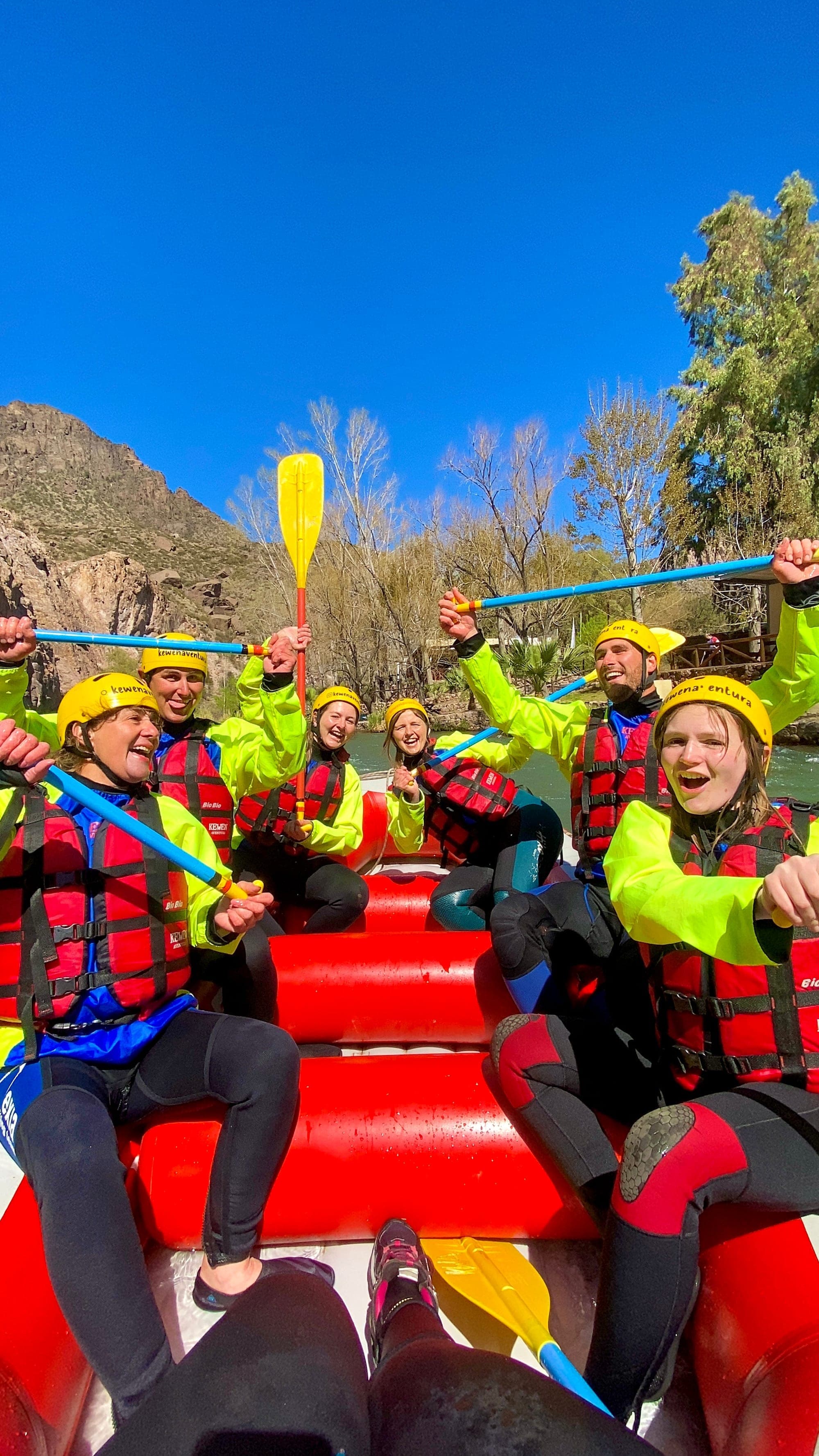Pasajera de Kewen Aventura sonriendo durante el descenso en el Río Atuel