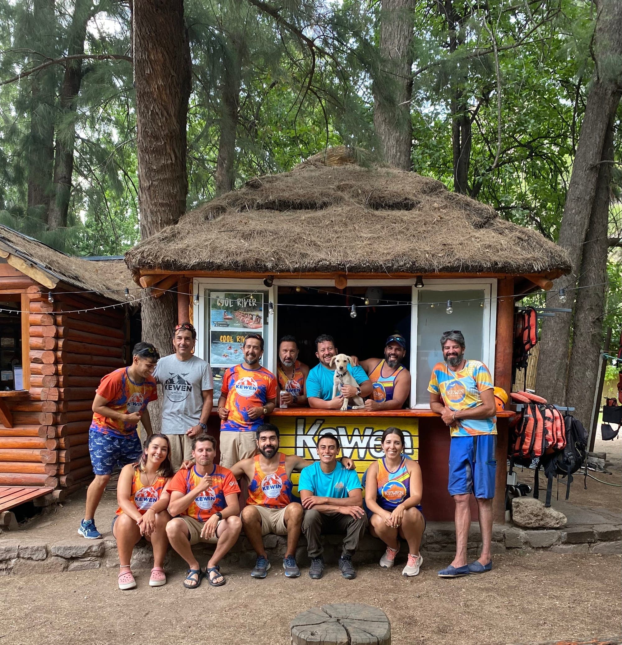 Equipo de guías de Kewen Aventura en la base de operaciones de Valle Grande